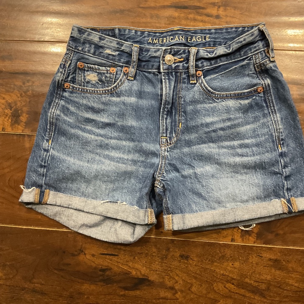 American Eagle Tomgirl Denim Shorts Medium Wash Distressed Cuffed Size 00